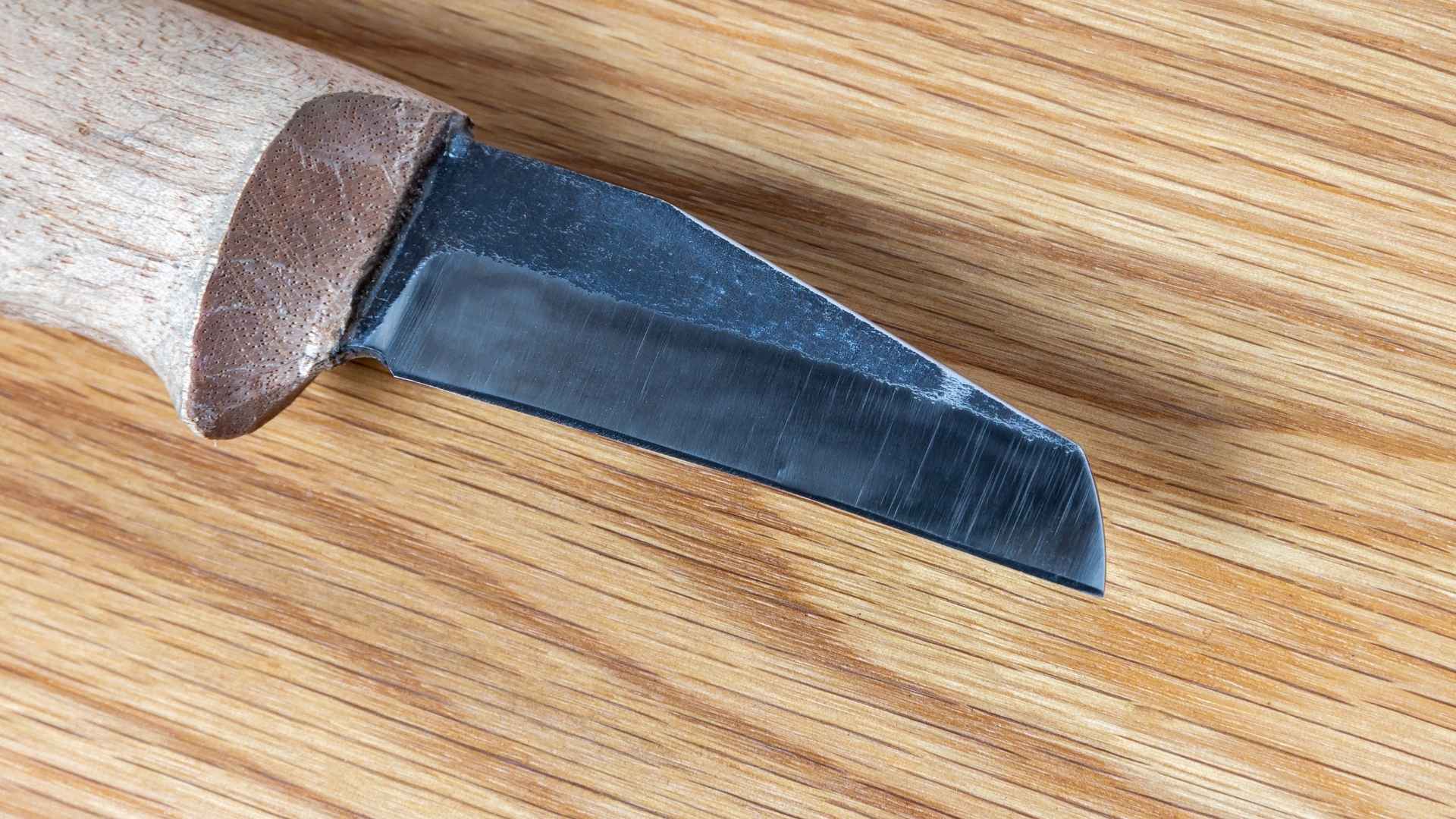 כיצד להשתמש בסכין לגילוף בעץ